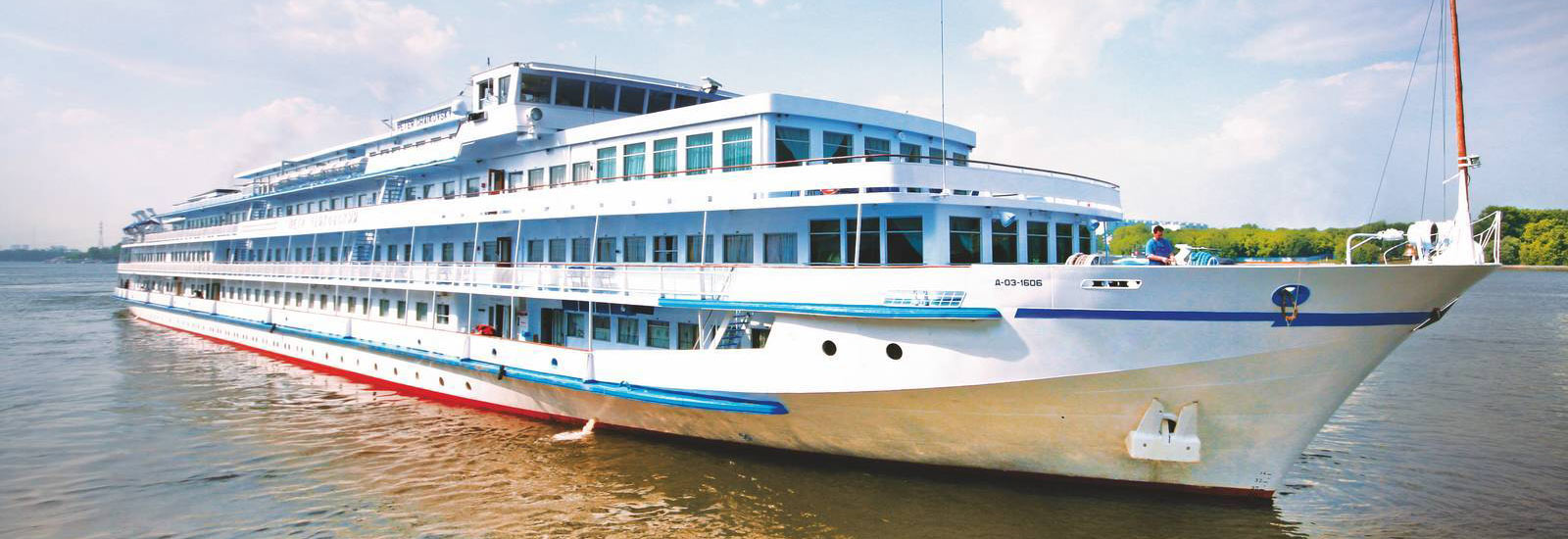 Теплоход-пансионат «Максим Литвинов» вместо «Сергея Дягилева»