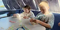 Дети играют в настольные игры