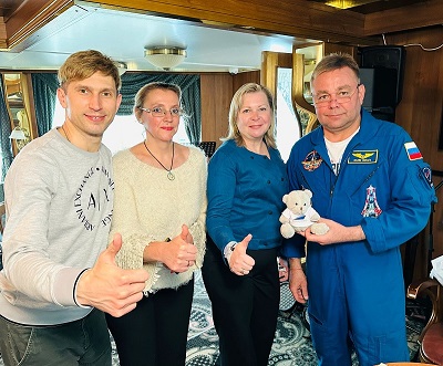 сотрудники диф с космонавтом.jpeg
